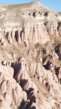 Kapadokya hava manzarası. Hindi. Goreme Ulusal Parkı. Dikey video