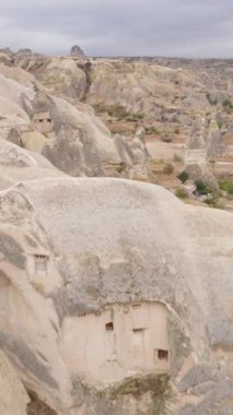 Kapadokya hava manzarası. Hindi. Goreme Ulusal Parkı. Dikey video