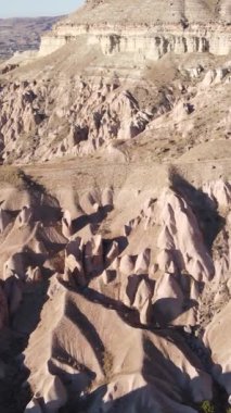 Kapadokya hava manzarası. Hindi. Goreme Ulusal Parkı. Dikey video
