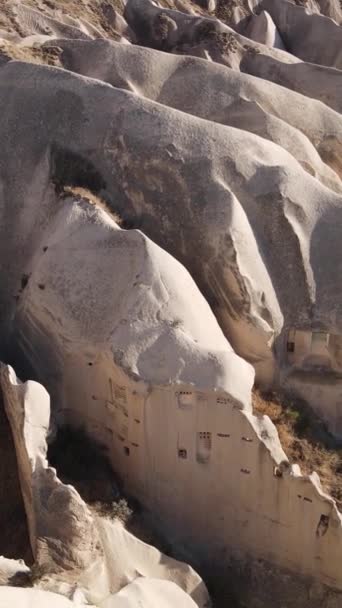 Capadocia vista aérea del paisaje. Pavo. Parque Nacional Goreme. Vídeo vertical — Vídeos de Stock