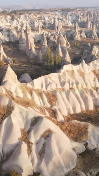 Cappadocia paesaggio vista aerea. Tacchino. Parco nazionale di Goreme. Video verticale — Video Stock