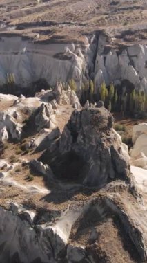 Kapadokya hava manzarası. Hindi. Goreme Ulusal Parkı. Dikey video