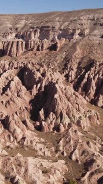 Kapadokya hava manzarası. Hindi. Goreme Ulusal Parkı. Dikey video