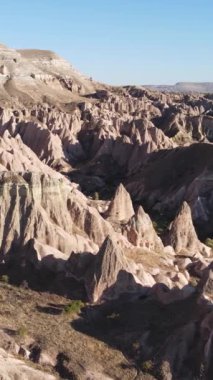 Kapadokya hava manzarası. Hindi. Goreme Ulusal Parkı. Dikey video