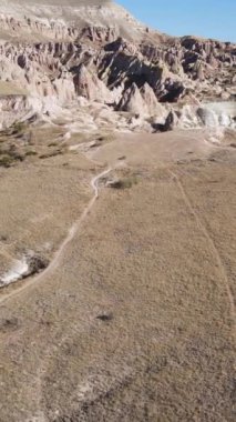 Kapadokya hava manzarası. Hindi. Goreme Ulusal Parkı. Dikey video