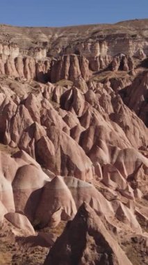 Kapadokya hava manzarası. Hindi. Goreme Ulusal Parkı. Dikey video