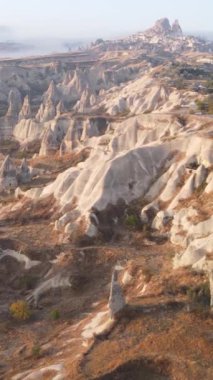 Kapadokya hava manzarası. Hindi. Goreme Ulusal Parkı. Dikey video
