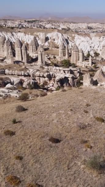 Αεροφωτογραφία τοπίου Καππαδοκίας. Τουρκία. Εθνικό Πάρκο Goreme. Κάθετη βίντεο — Αρχείο Βίντεο