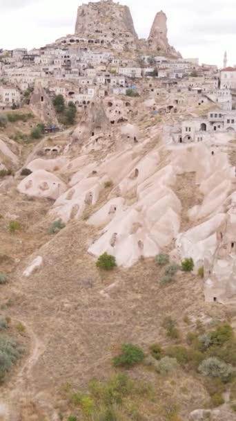 Cappadocia paesaggio vista aerea. Tacchino. Parco nazionale di Goreme. Video verticale — Video Stock