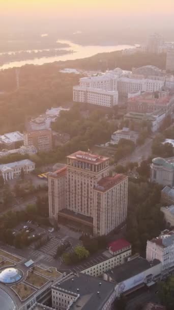 Centro de Kiev, Ucrania. Vídeo vertical. Vista aérea — Vídeo de stock