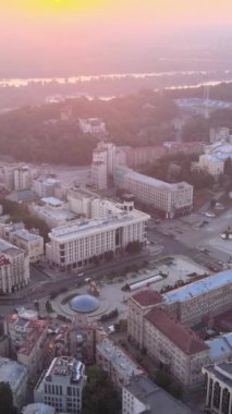 Ukrayna, Kyiv 'in merkezi. Dikey video. Hava görünümü