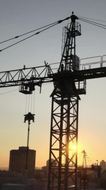 Şafakta şehirde inşaat vinci var. Kyiv, Ukrayna. Dikey video