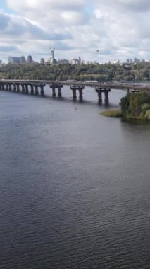 Dnipro Nehri 'nin dikey görüntüsü - Ukrayna' nın ana nehri