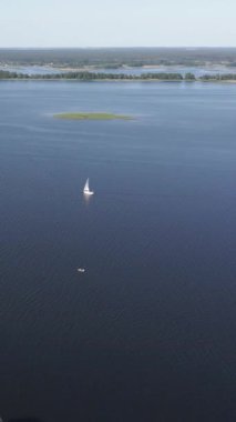 Dnipro Nehri 'nin dikey görüntüsü - Ukrayna' nın ana nehri