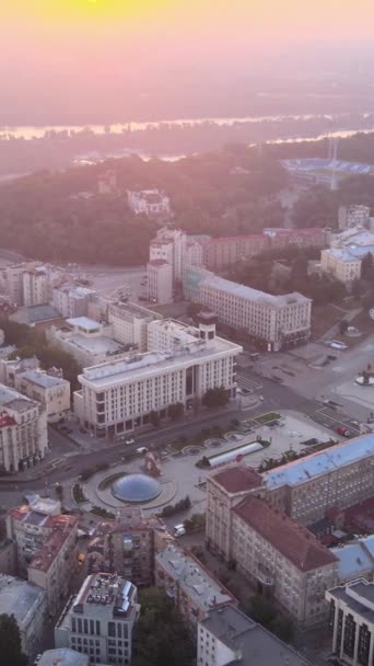 Центр Киева, Украина. Вертикальное видео. Вид с воздуха — стоковое видео