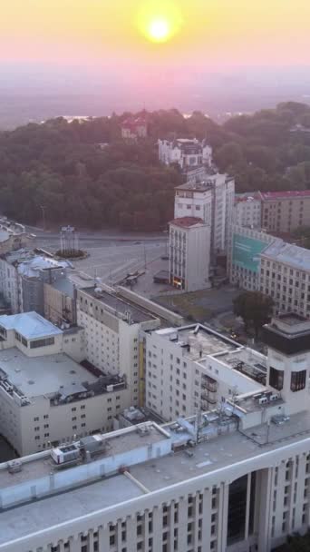 Zentrum von Kiew, Ukraine. Vertikales Video. Luftaufnahme — Stockvideo