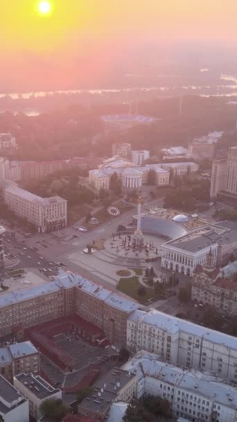 Centrum Kijowa, Ukraina. Pionowe wideo. Widok z lotu ptaka — Wideo stockowe