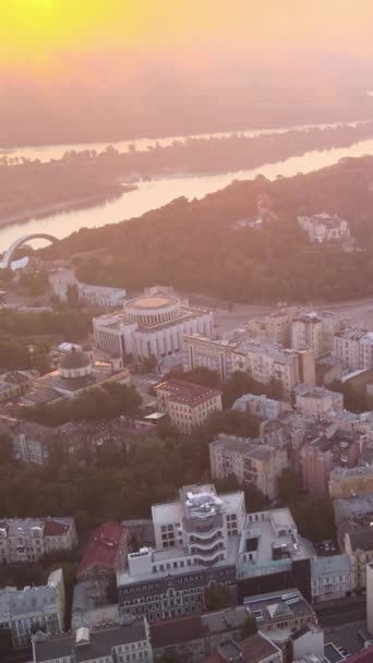 Kyiv sentrum, Ukraina. Vertikal video. Utsikt fra luftfartøy – stockvideo