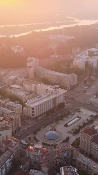 Центр Киева, Украина. Вертикальное видео. Вид с воздуха — стоковое видео