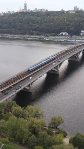 Video verticale vista aerea del fiume Dnipro - il fiume principale dell'Ucraina — Video Stock