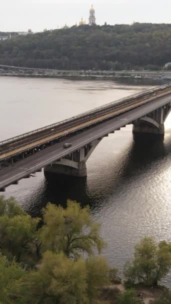 Vertikální video letecký pohled na řeku Dnipro - hlavní řeka Ukrajiny — Stock video