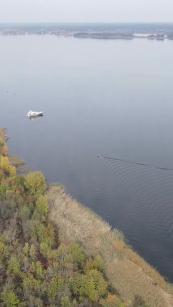 Pionowy widok z powietrza rzeki Dniepru - głównej rzeki Ukrainy — Wideo stockowe