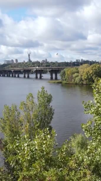 Verticale video luchtfoto van de rivier de Dnipro - de belangrijkste rivier van Oekraïne — Stockvideo