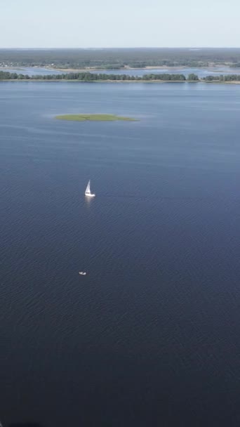 Vedere aeriană video verticală a râului Dnipro - râul principal al Ucrainei — Videoclip de stoc