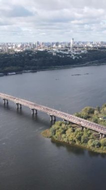 Dnipro Nehri 'nin dikey görüntüsü - Ukrayna' nın ana nehri