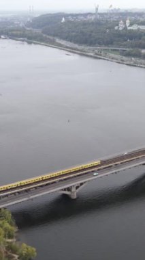 Dnipro Nehri 'nin dikey görüntüsü - Ukrayna' nın ana nehri
