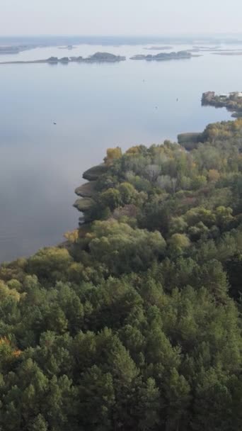 Verticale video luchtfoto van de rivier de Dnipro - de belangrijkste rivier van Oekraïne — Stockvideo