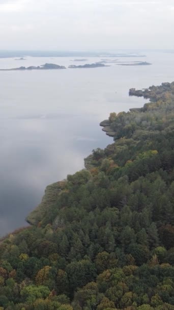 Вертикальный видеонаблюдение Днепра - главной реки Украины — стоковое видео