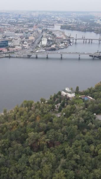 Κάθετη βίντεο εναέρια άποψη του ποταμού Dnipro - ο κύριος ποταμός της Ουκρανίας — Αρχείο Βίντεο