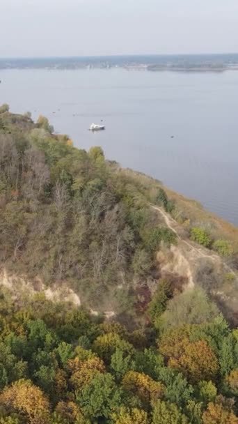 Verticale video luchtfoto van de rivier de Dnipro - de belangrijkste rivier van Oekraïne — Stockvideo