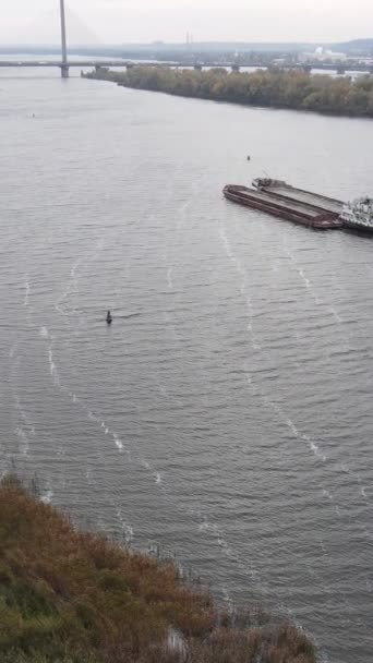 Vertikal video antenn utsikt över floden Dnipro - den största floden i Ukraina — Stockvideo