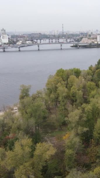 Verticale video luchtfoto van de rivier de Dnipro - de belangrijkste rivier van Oekraïne — Stockvideo