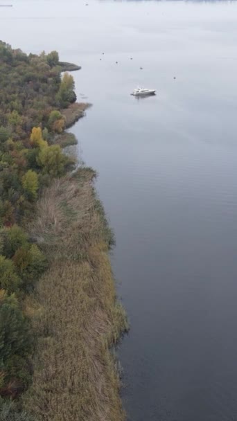 ウクライナの主要な川-ドニプロ川の垂直ビデオ空中ビュー — ストック動画