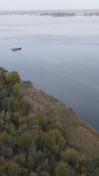 Vertikale Video-Luftaufnahme des Flusses Dnipro - des Hauptflusses der Ukraine — Stockvideo