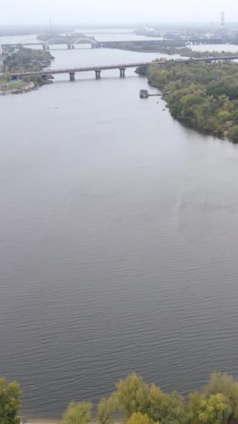 Vidéo verticale Vue aérienne du fleuve Dnipro - le principal fleuve d'Ukraine — Video