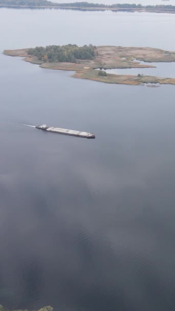 Verticale video luchtfoto van de rivier de Dnipro - de belangrijkste rivier van Oekraïne — Stockvideo