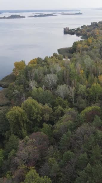 Verticale video luchtfoto van de rivier de Dnipro - de belangrijkste rivier van Oekraïne — Stockvideo