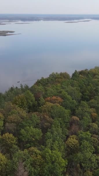 ウクライナの主要な川-ドニプロ川の垂直ビデオ空中ビュー — ストック動画