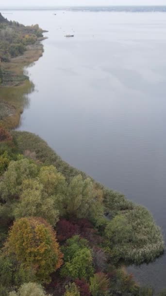 Вертикальний відеовигляд Дніпра - головної річки України. — стокове відео
