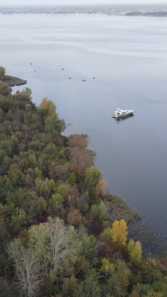 Verticale video luchtfoto van de rivier de Dnipro - de belangrijkste rivier van Oekraïne — Stockvideo