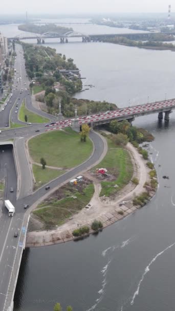 Vidéo verticale Vue aérienne du fleuve Dnipro - le principal fleuve d'Ukraine — Video