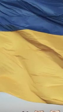 Gündüz Ukrayna 'nın dikey ulusal bayrağı. Hava görünümü.