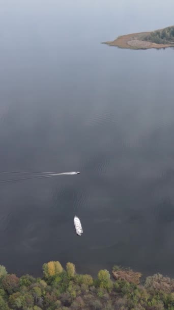 Vidéo verticale Vue aérienne du fleuve Dnipro - le principal fleuve d'Ukraine — Video
