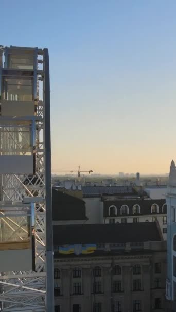 Ferris wheel in the morning at sunrise in Kyiv, Ukraine. Vertical video — Stock Video