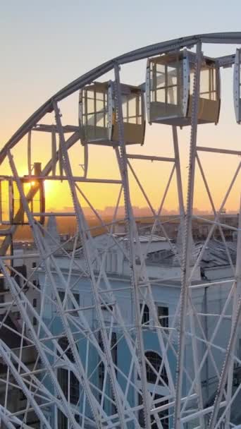 Ferris wheel in the morning at sunrise in Kyiv, Ukraine. Vertical video — Stock Video