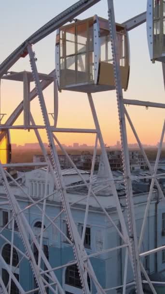 Grande roue le matin au lever du soleil à Kiev, Ukraine. Vidéo verticale — Video